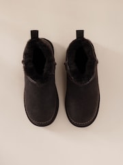 Pantuflas tipo botín mini de piel de vaca de ante Chelsea Peers - Imagen 3 de 5