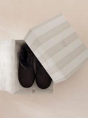 Pantuflas tipo botín mini de piel de vaca de ante Chelsea Peers - Imagen 4 de 5