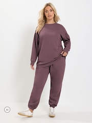 Violetti - Yours Curve -collegepaita ja hihansuissa olevat verryttelyhousut - Kuva 1 / 6