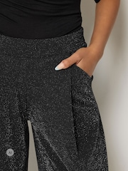 Pantalones con pernera tipo barril de efecto metalizado de PixieGirl Petite - Imagen 3 de 6