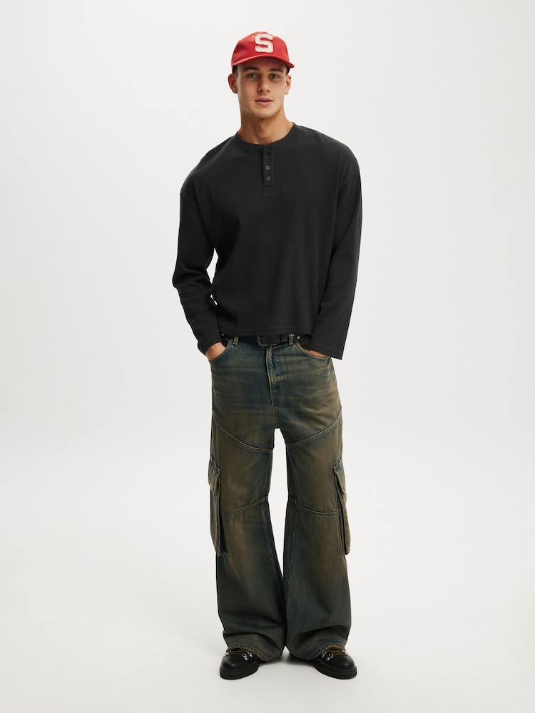 أسود - Cotton On Relaxed Fit Textured Henley Long Sleeve T-Shirt - صورة 4 من 4