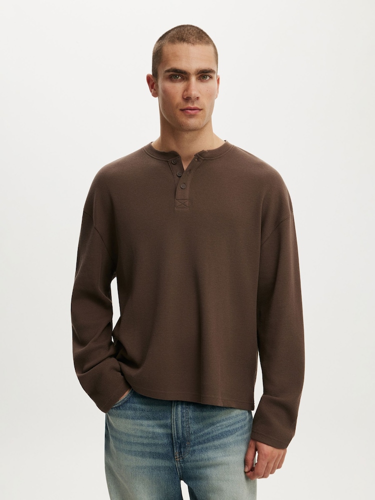 Braun - Cotton On Relaxed Fit Textured Henley Long Sleeve T-Shirt - Bild 1 von 5