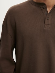 Braun - Cotton On Relaxed Fit Textured Henley Long Sleeve T-Shirt - Bild 4 von 5