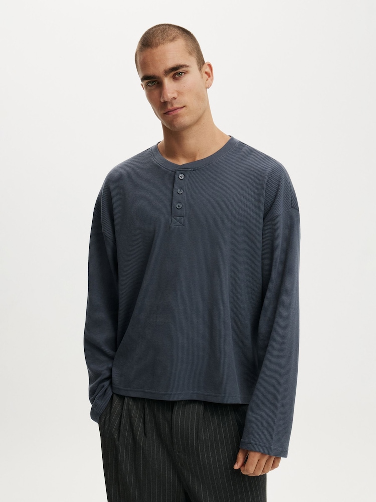 أزرق دنيم - Cotton On Relaxed Fit Textured Henley Long Sleeve T-Shirt - صورة 1 من 4