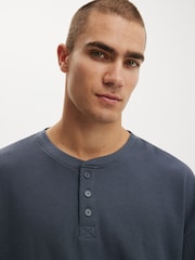 أزرق دنيم - Cotton On Relaxed Fit Textured Henley Long Sleeve T-Shirt - صورة 3 من 4