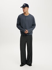 أزرق دنيم - Cotton On Relaxed Fit Textured Henley Long Sleeve T-Shirt - صورة 4 من 4