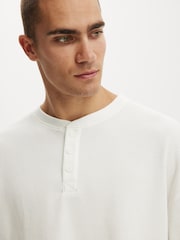 أبيض - Cotton On Relaxed Fit Textured Henley Long Sleeve T-Shirt - صورة 3 من 4