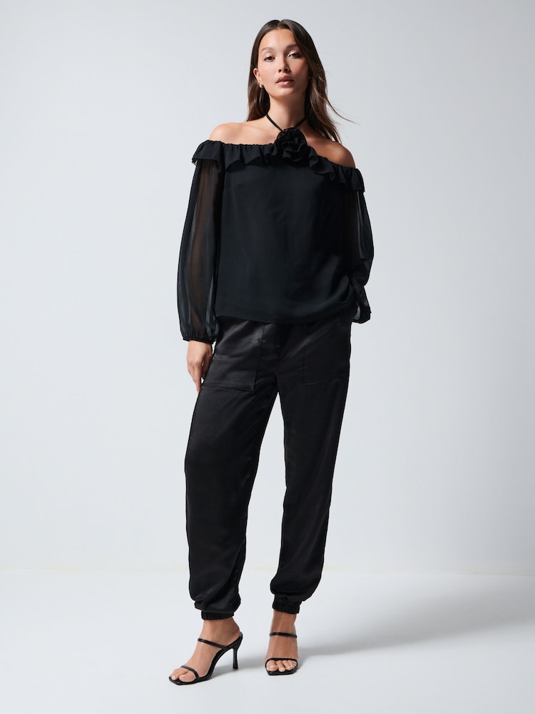 Schwarz - Langärmeliges Top mit Korsagenausschnitt und Neckholder - Bild 2 von 7 Schwarz - Langärmeliges Top mit Korsagenausschnitt und Neckholder - Bild 2 von 7