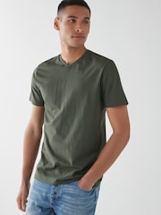 Dunkel Khaki/Grün - Reguläre Passform - Essential T-Shirt mit V-Ausschnitt - Bild 1 von 5