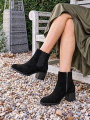 কালো - Novo Jessica Cleated Block Heel Chelsea Ankle Boots - 6এর মধ্যে 1 ছবি