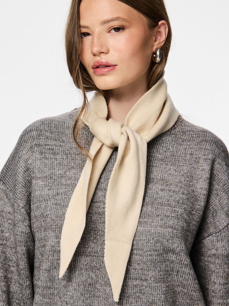 PIECES White Knitted Triangle Scarf - Image 1 of 2 PIECES White Knitted Triangle Scarf - Image 1 of 2