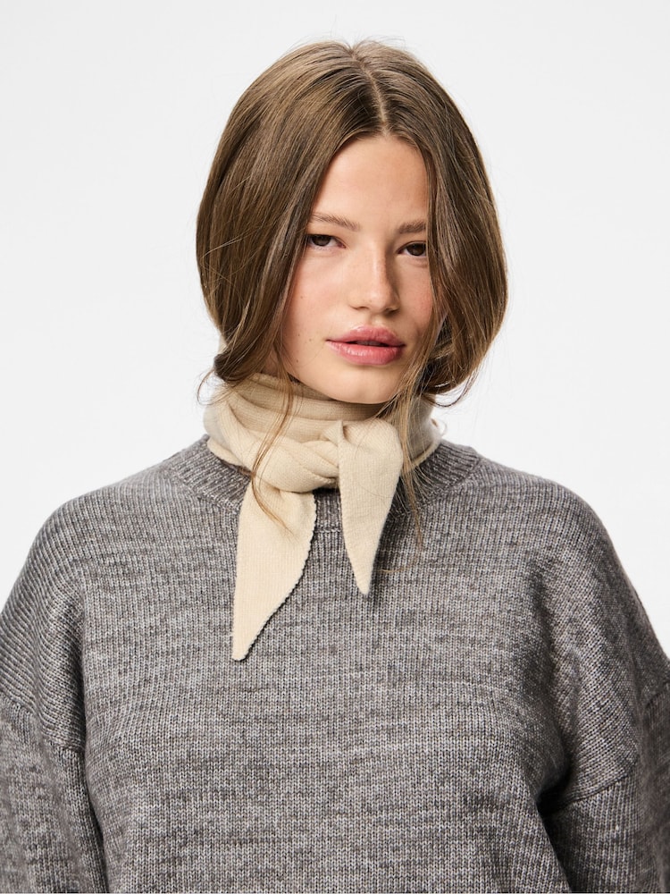 PIECES White Knitted Triangle Scarf - Image 2 of 2 PIECES White Knitted Triangle Scarf - Image 2 of 2