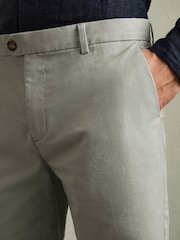 Reiss Soft Sage Wicket S Modern Fit Cotton Blend Chino Shorts - Image 4 of 5