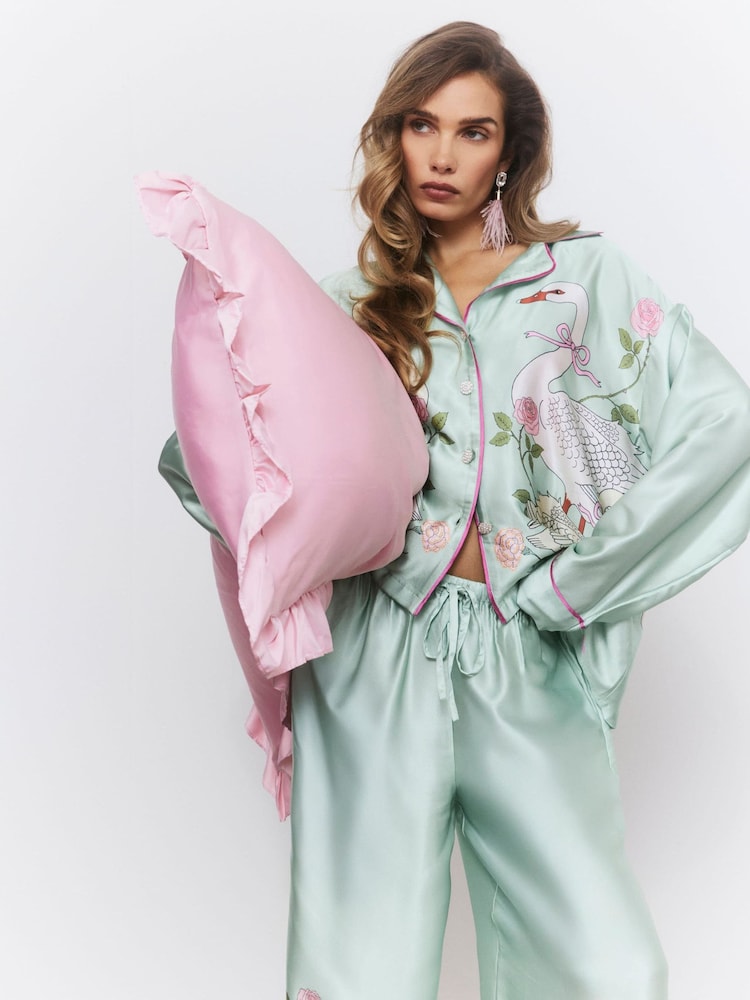 River Island Light Long Sleeve Swan Satin Pyjamas Set - صورة 2 من 4 River Island Light Long Sleeve Swan Satin Pyjamas Set - صورة 2 من 4