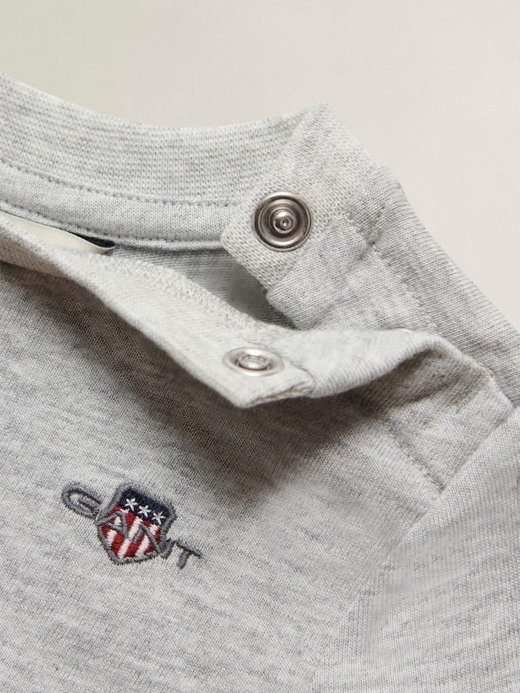 Gris - Camiseta de manga corta con escudo de GANT - Imagen 7 de 7 Gris - Camiseta de manga corta con escudo de GANT - Imagen 7 de 7