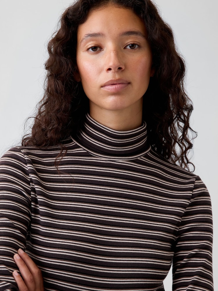 Gap Brown Stripe Modern Turtle Neck Long Sleeve T-Shirt - Image 4 of 4 Gap Brown Stripe Modern Turtle Neck Long Sleeve T-Shirt - Image 4 of 4