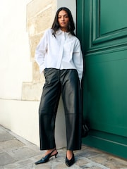 Ro&Zo Pleated Tuxedo Cropped Shirt - Image 2 de 5