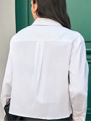 Ro&Zo Pleated Tuxedo Cropped Shirt - Image 4 de 5