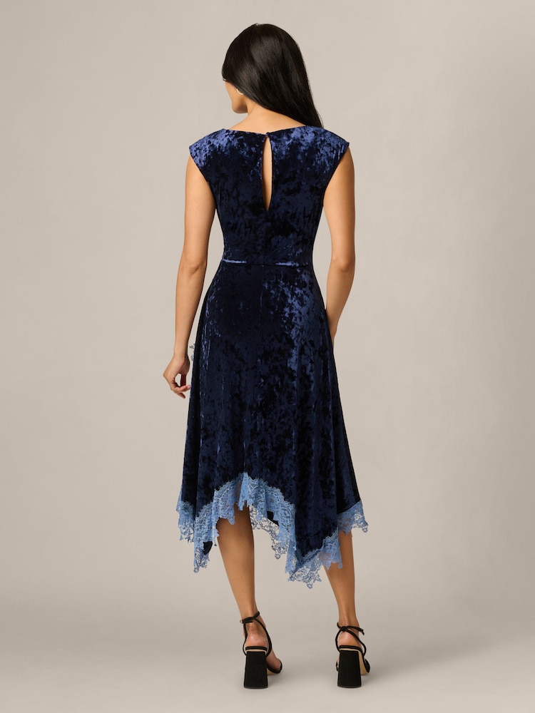 Adrianna Papell Midikleid aus Samt und Spitze - Bild 2 von 6 Adrianna Papell Midikleid aus Samt und Spitze - Bild 2 von 6