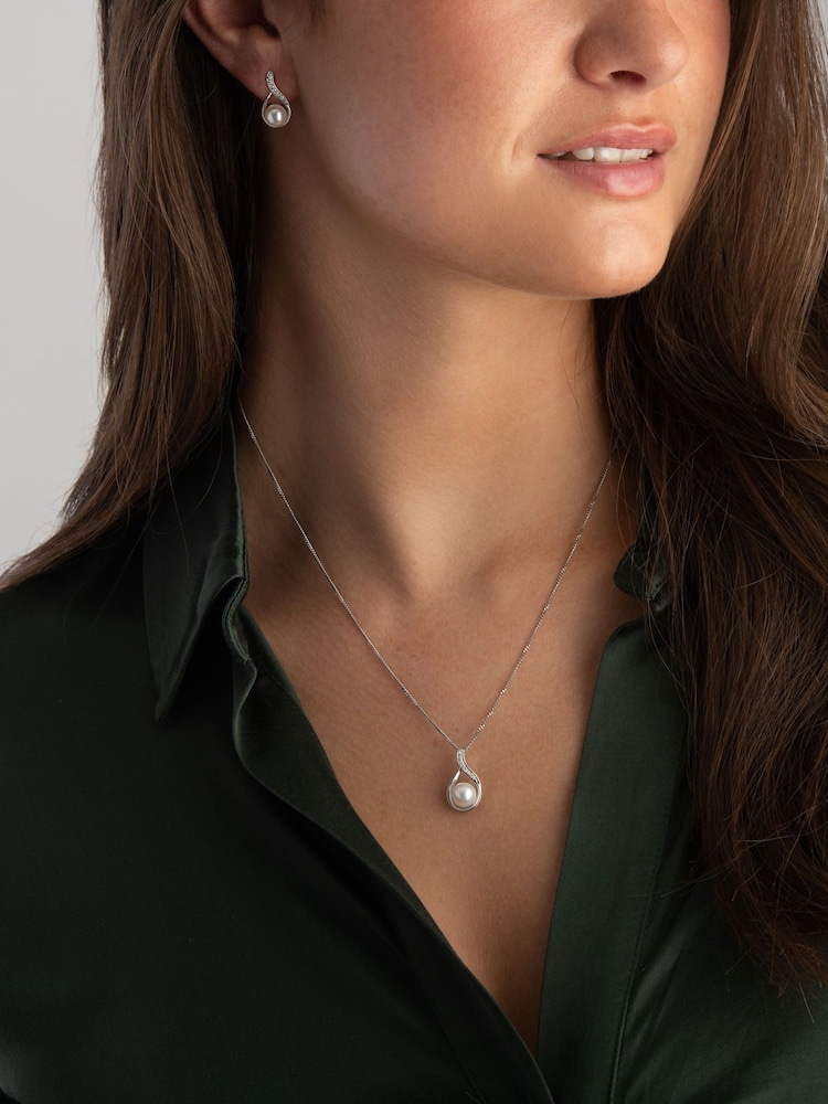 Beaverbrooks 9ct Diamond Freshwater Cultured Pearl Pendant And Earrings Set - Image 5 of 5