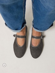 Zapatillas tipo merceditas de antelina con detalle en contraste de corte estándar de Long Tall Sally - Imagen 1 de 5