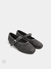 Zapatillas tipo merceditas de antelina con detalle en contraste de corte estándar de Long Tall Sally - Imagen 2 de 5