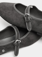 Zapatillas tipo merceditas de antelina con detalle en contraste de corte estándar de Long Tall Sally - Imagen 5 de 5