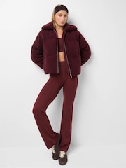 أحمر Malbec - بنطلون ضيق برجل مستقيمة All Day من Sweaty Betty - صورة 2 من 6