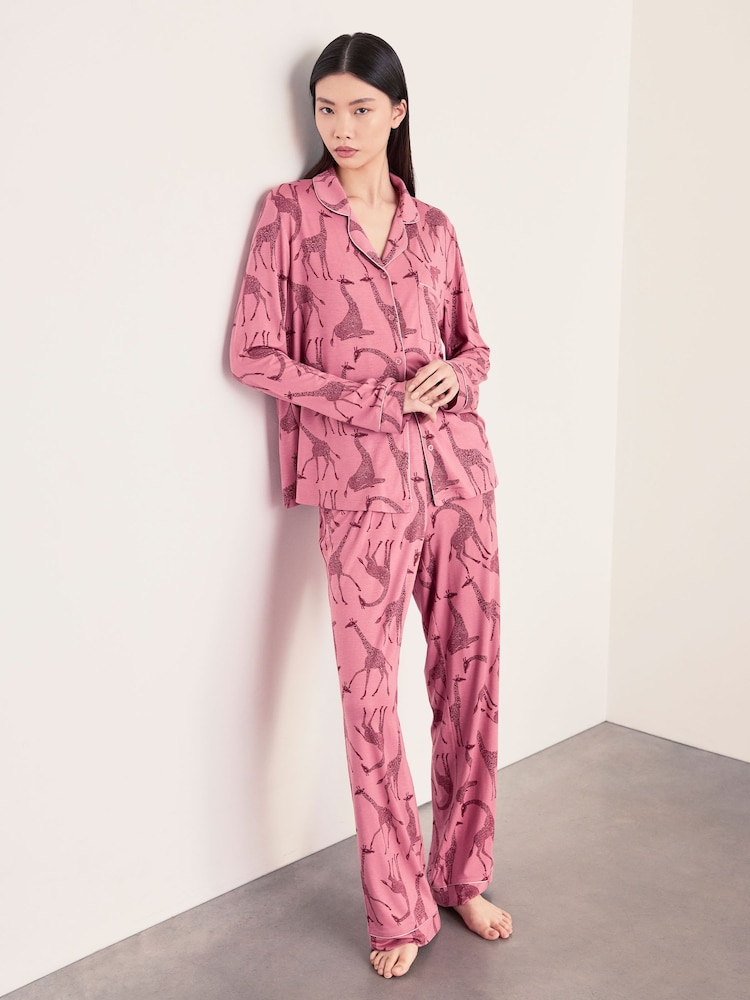 Chelsea Peers pižama iz modala™ z žirafjim potiskom TENCEL™ - Slika 1 iz 6 Chelsea Peers pižama iz modala™ z žirafjim potiskom TENCEL™ - Slika 1 iz 6