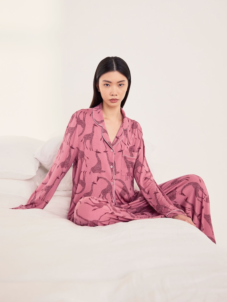 Chelsea Peers pižama iz modala™ z žirafjim potiskom TENCEL™ - Slika 6 iz 6 Chelsea Peers pižama iz modala™ z žirafjim potiskom TENCEL™ - Slika 6 iz 6