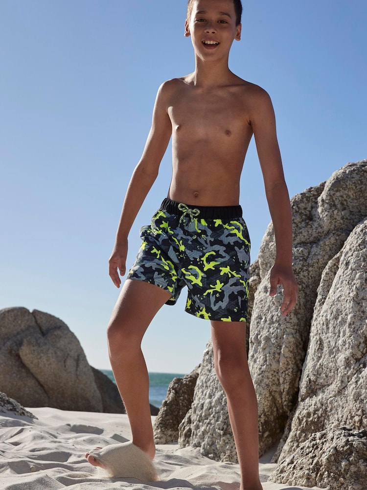 Schwarz, Neon, Camouflage - Badeshorts (3–16 Jahre) - Bild 2 von 8 Schwarz, Neon, Camouflage - Badeshorts (3–16 Jahre) - Bild 2 von 8