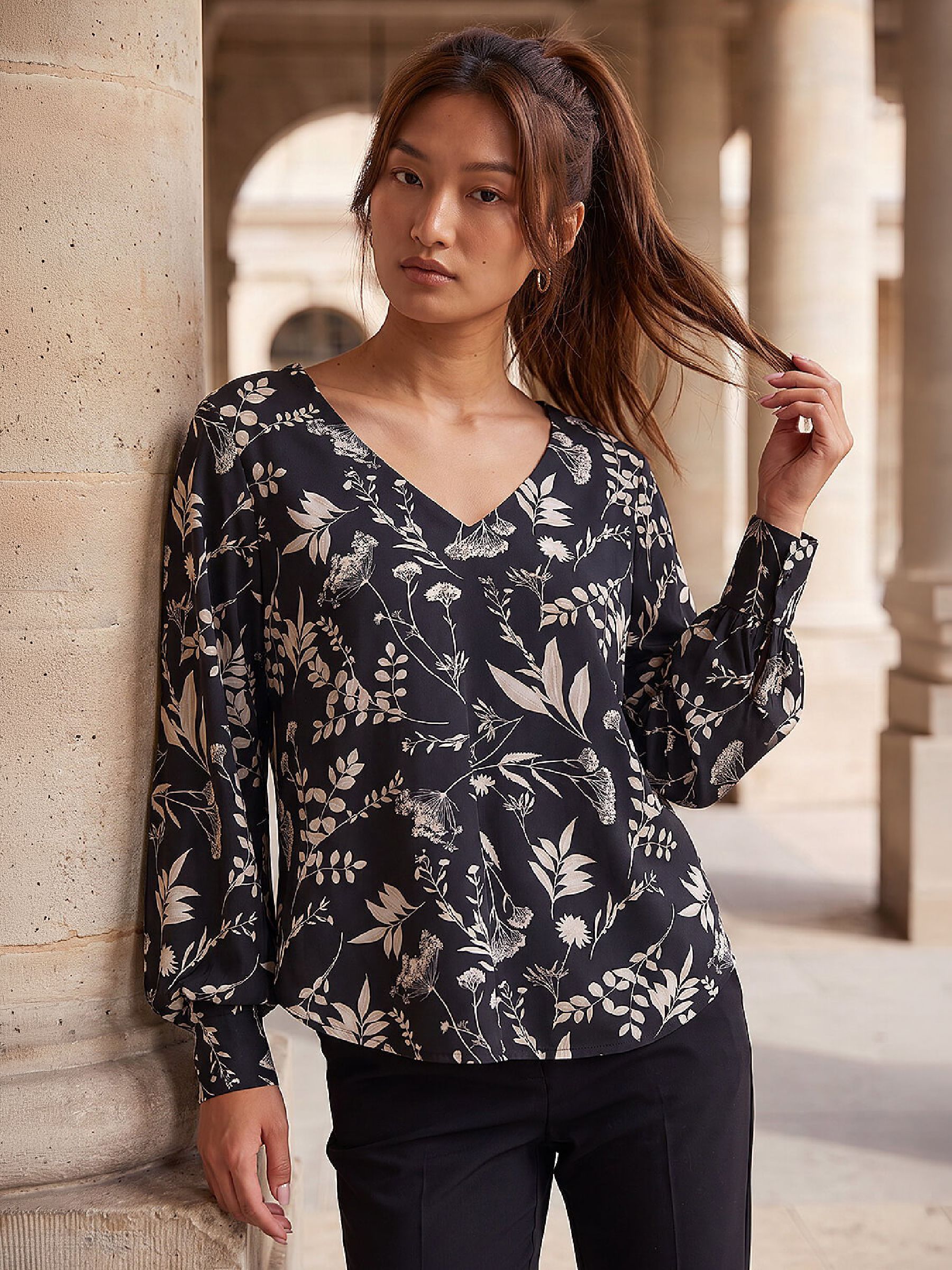 Roman Women's Black Floral Puff Print Stretch Shirt In Size 18 - Image 2