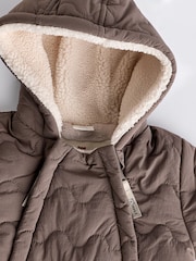 Nerzbraun - Gesteppter Baby-Einteiler aus Fleece mit Reißverschluss und Kapuze (0–18Monate) - Bild 4 von 7