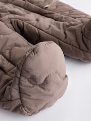 Nerzbraun - Gesteppter Baby-Einteiler aus Fleece mit Reißverschluss und Kapuze (0–18Monate) - Bild 5 von 7