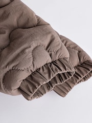 Nerzbraun - Gesteppter Baby-Einteiler aus Fleece mit Reißverschluss und Kapuze (0–18Monate) - Bild 6 von 7