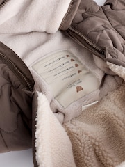 Nerzbraun - Gesteppter Baby-Einteiler aus Fleece mit Reißverschluss und Kapuze (0–18Monate) - Bild 7 von 7