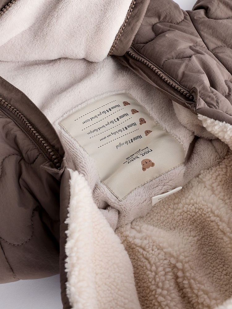 Nerzbraun - Gesteppter Baby-Einteiler aus Fleece mit Reißverschluss und Kapuze (0–18Monate) - Bild 7 von 7