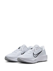 Nike White/Black Quest 6 Road Running Trainers - Image 5 of 11