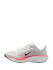 Nike White/Coral Quest 6 Road Running Trainers - Image 2 of 4