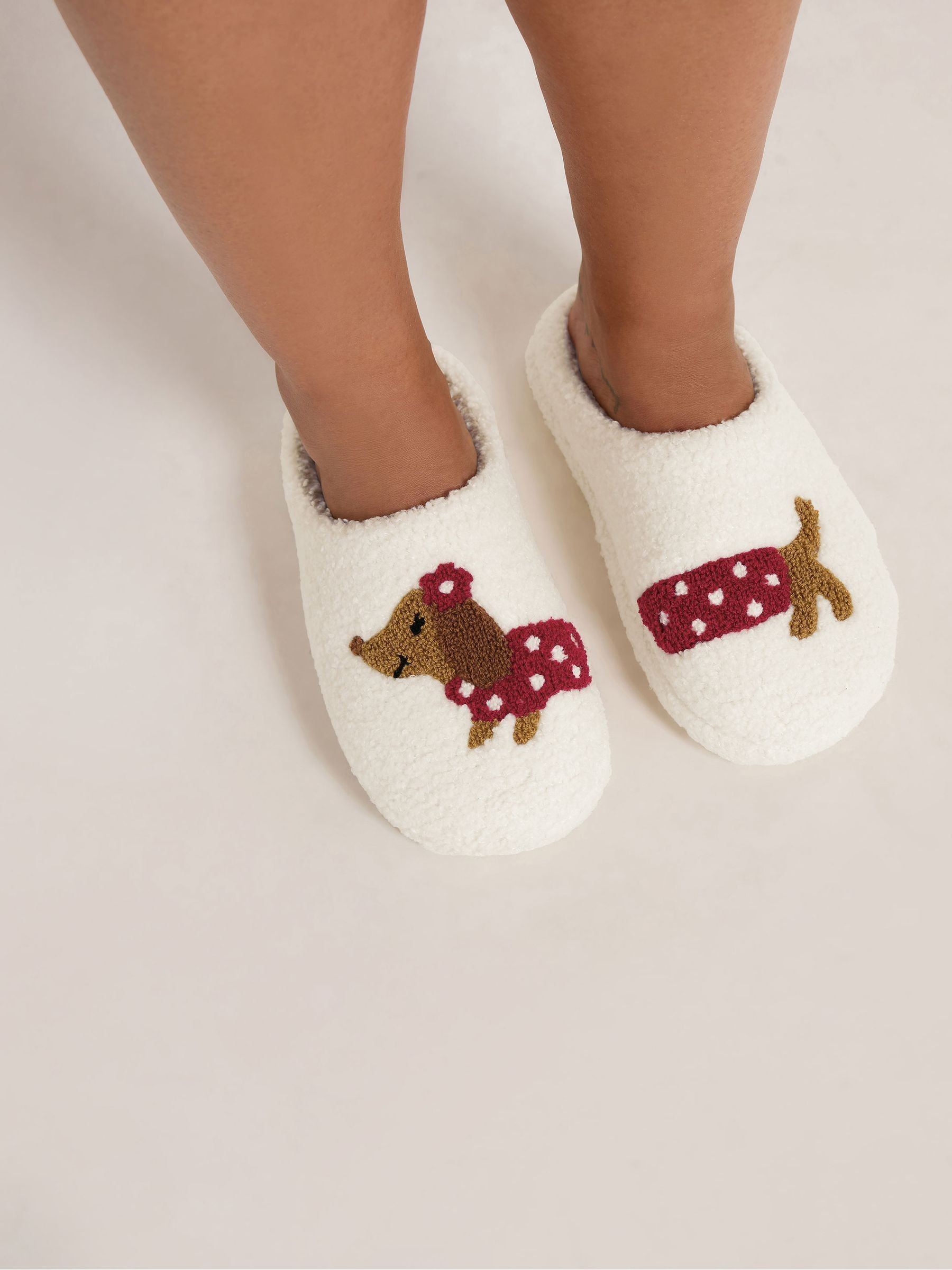 Yours Women's White Sausage Dog Mule Slippers In | : 9/10 - Image 6