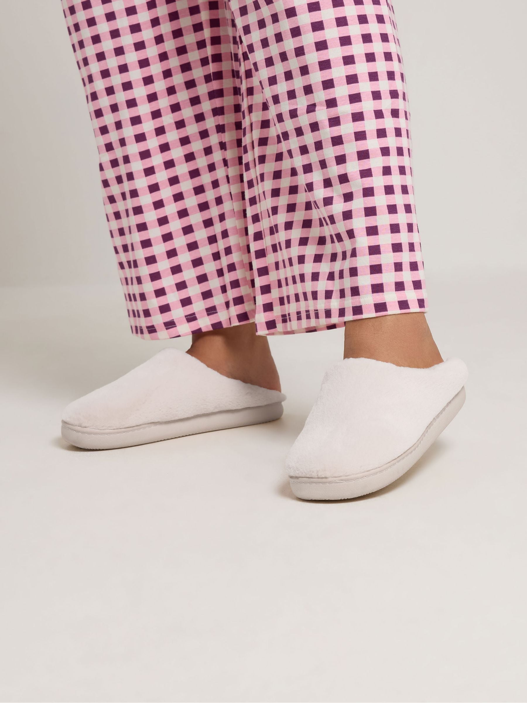 Yours Women's White Faux Fur Mule Slipper In | Size: 9/10 - Image 2