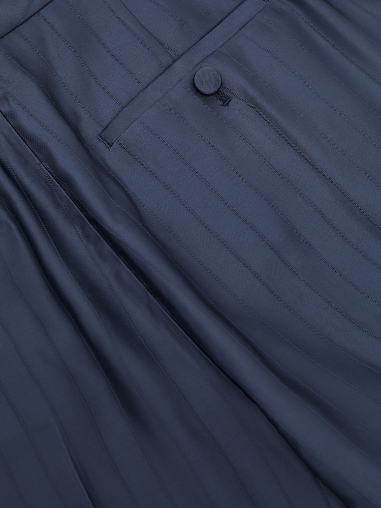 כחול כהה - Atelier Satin Pinstripe Wide-Leg Trousers - תמונה 7 מתוך 7 כחול כהה - Atelier Satin Pinstripe Wide-Leg Trousers - תמונה 7 מתוך 7