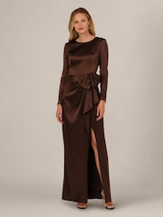 Vestido de satén elástico con volantes de Adrianna Papell - Imagen 1 de 7