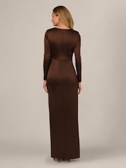 Vestido de satén elástico con volantes de Adrianna Papell - Imagen 2 de 7