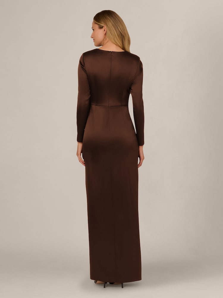 Vestido de satén elástico con volantes de Adrianna Papell - Imagen 2 de 7