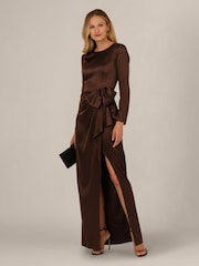 Vestido de satén elástico con volantes de Adrianna Papell - Imagen 4 de 7