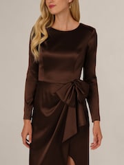 Vestido de satén elástico con volantes de Adrianna Papell - Imagen 5 de 7