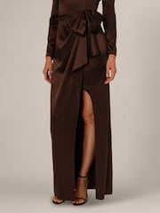 Vestido de satén elástico con volantes de Adrianna Papell - Imagen 6 de 7