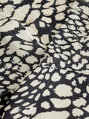 Monochrome Print Tie Sleeve Textured Collared V-Neck Blouse - Image 7 of 7