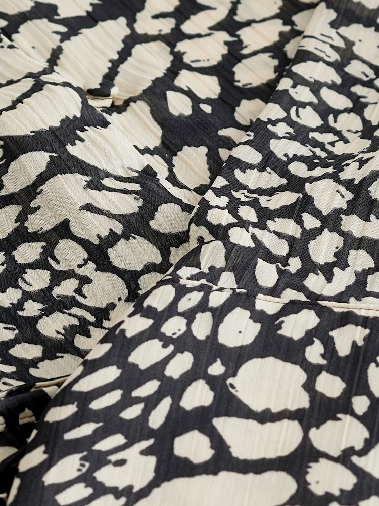 Monochrome Print Tie Sleeve Textured Collared V-Neck Blouse - Image 7 of 7